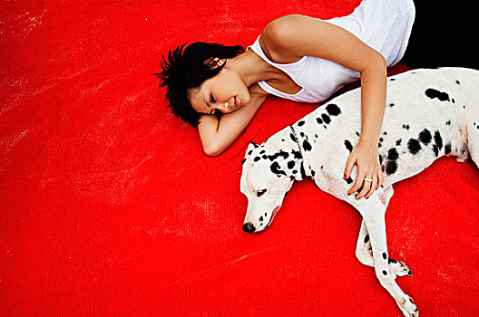 女人,躺下,斑点狗,红色,毯子