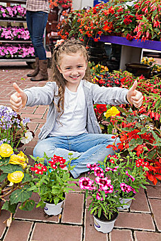 小女孩,竖大拇指,坐,地面,花卉商店