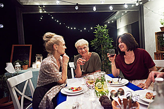 三个女人,坐,餐桌,喝,葡萄酒杯
