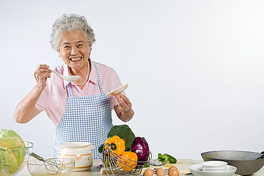 正在做飯的老人