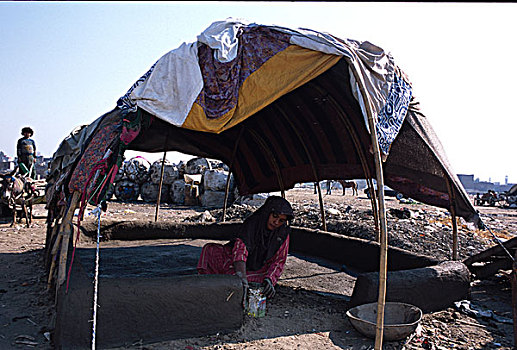 女人,一个,游牧,部落,建筑,小屋,泥,便宜,物体,乡村,旁遮普,省,巴基斯坦,七月,2005年