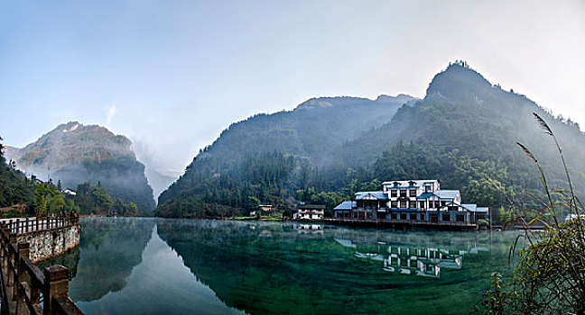 湖北秭归三峡竹海圣水湖畔