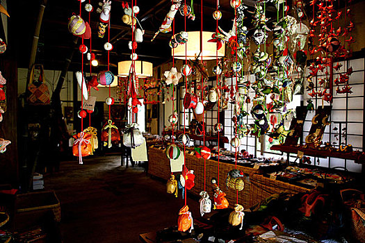 日本西湖湖畔屋内展示的日本民间工艺品