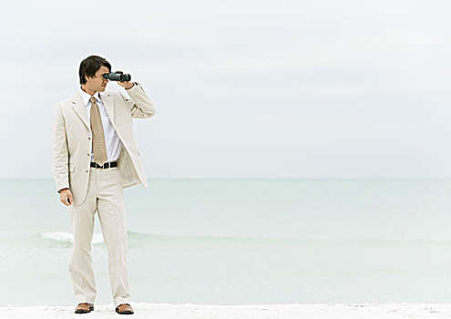商务人士,双筒望远镜,站立,海滩