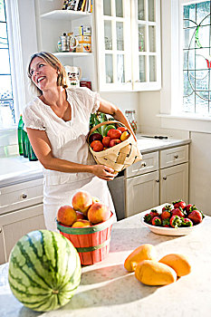 中年,女人,拿着,篮子,新鲜水果,蔬菜,厨房
