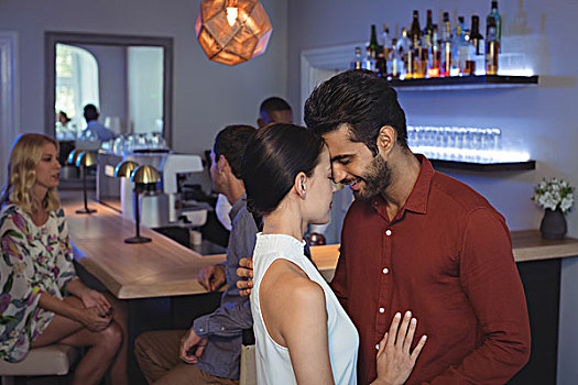 情侣,搂抱,相互,酒吧,餐馆,浪漫