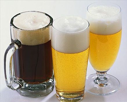 三个,啤酒,玻璃杯