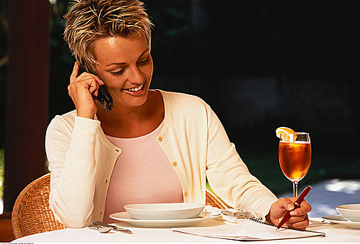 女人,手机,街头餐厅