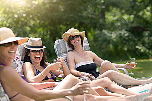 三个,成熟女性,放松,沙滩椅,喝,葡萄酒