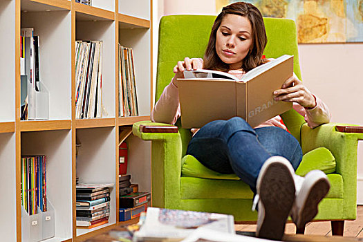 美女,坐,绿色,扶手椅,读,书本