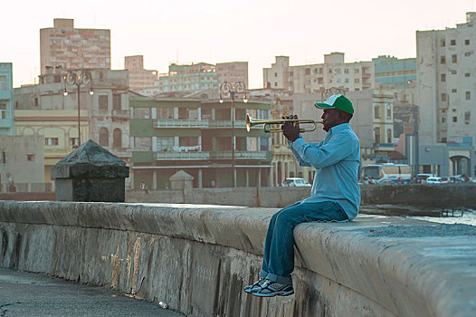 一个,男人,演奏,喇叭,马雷贡,海边,散步场所,哈瓦那,古巴,中美洲
