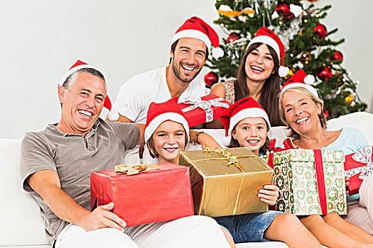 幸福之家,圣诞节,拿着,礼物,沙发