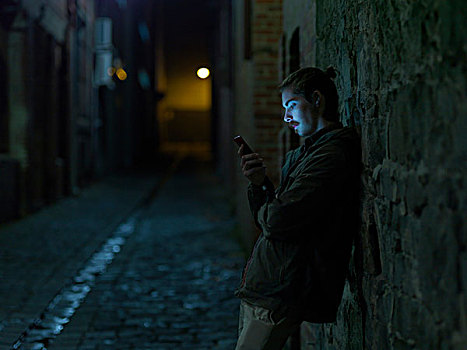 男青年,街道,倚靠,墙壁,夜晚,智能手机