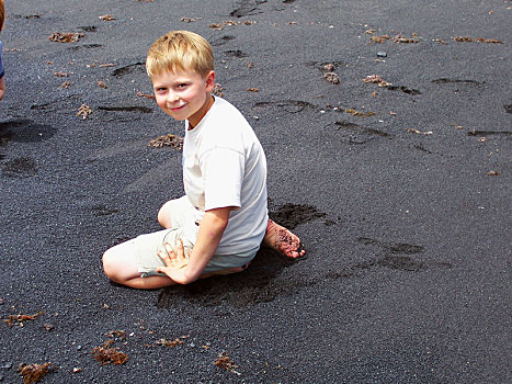 男孩,坐,放松,微笑,高兴,黑色,火山地区,海滩,兰索罗特岛