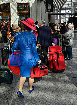 欧洲,法国,巴黎,大厅,里昂火车站,女人,蓝色,大,红色,帽子,旅行者,包,相同,彩色