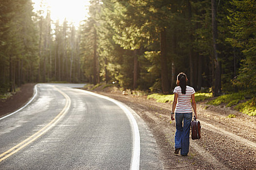 女孩,走,道路,太平洋海岸公路,加利福尼亚,美国