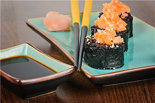 寿司卷,蓝色背景,盘子