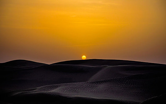 塔克拉玛干沙漠日落