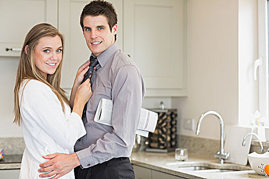 男人,报纸,手臂,搂抱,妻子,厨房