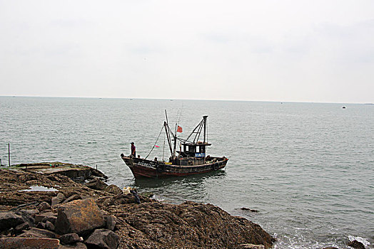 海边,渔船