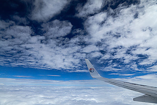 我在云端,空中白云,飞机