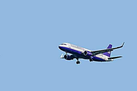 西部航空的飞机正降落重庆江北机场