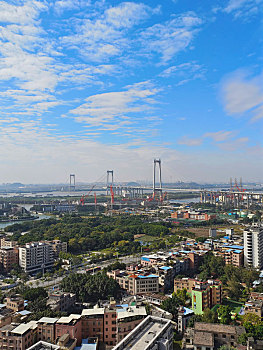 广东省广州市,蓝天白云映衬下的花园式小区