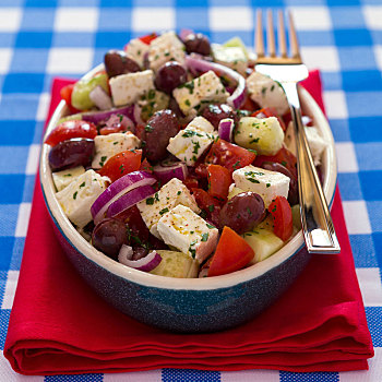 希腊沙拉,羊乳酪,橄榄,西红柿,黄瓜,洋葱,室内,椭圆,碗