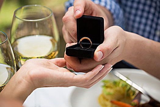 男人,给,订婚戒指,女人,街头餐厅,特写