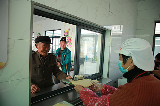 长者食堂解决老人吃饭难题,这个村60多名农村老人吃上免费餐