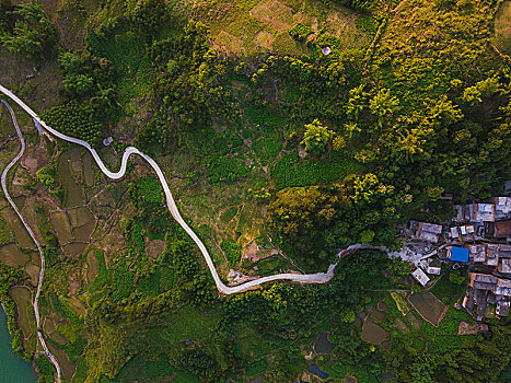 航拍中国南方的和河流森林与公路