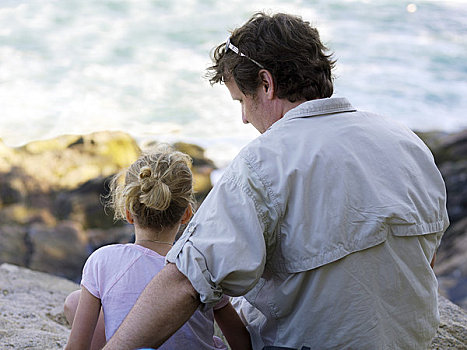 父亲,女儿,坐,一起,岩石上,海洋