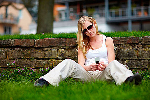 女青年,坐,手机,公园