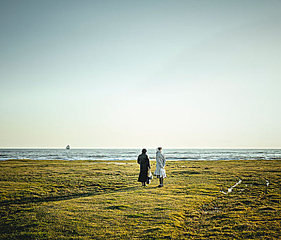 两个女人,站立,海岸,看,地平线,黑海,靠近,阿布哈兹,乔治亚,亚洲