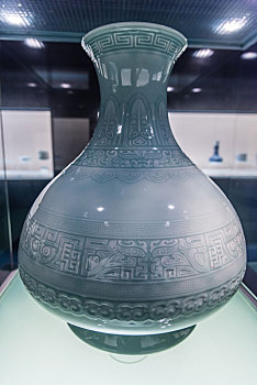 上海博物馆的清乾隆景德镇窑青釉古铜器纹瓶