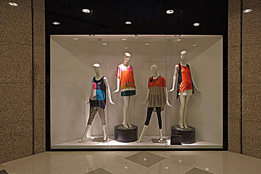 女人服装专柜,展示橱窗,玻璃