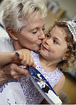 祖母,吻,孙女,拿着,生日蛋糕