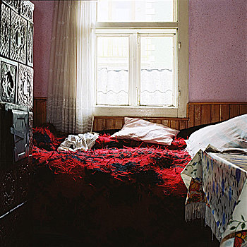 窗户,室内,罗马尼亚,农舍,褐色,陶瓷,炉子,红色,绒毛状,毯子,粉色,墙壁,桌子,塑料制品,桌布,马拉穆列什,十一月,2003年