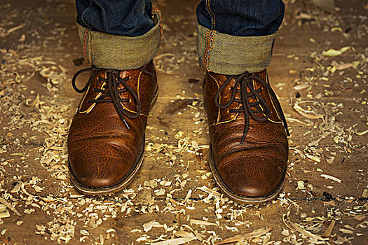脚,踝部,一个,男人,穿,牛仔裤,转,向上,传统,鞋带,褐色,皮鞋,站立,木头,屑,工作间,地面