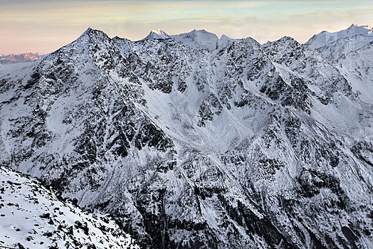 晚霞下的雪山美景