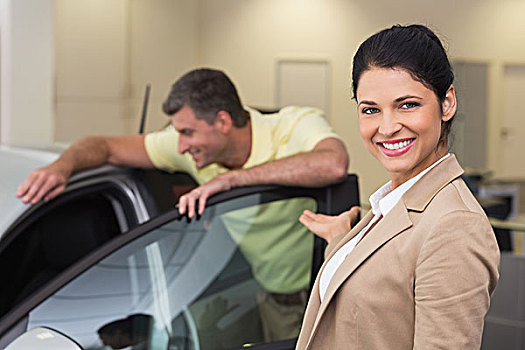 职业女性,展示,汽车,客户