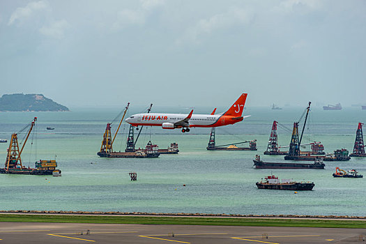 一架韩国济州航空的客机正降落在香港国际机场