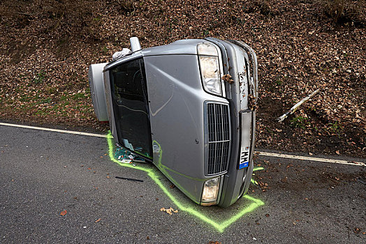 汽车,颠倒,意外,四个人,受伤,莱茵兰普法尔茨州,德国,欧洲