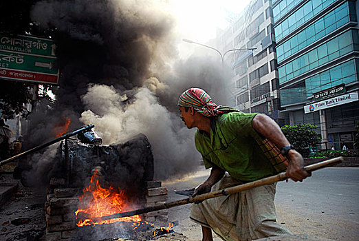 孟加拉,白天,劳工,工作,热闹街道,城市,燃烧,木头,道路,修理,空气污染,户外,建筑,达卡,二月,2007年