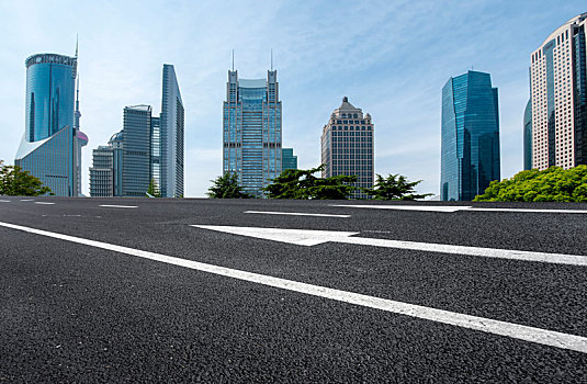 沥青路面天际线广场砖路面和城市建筑
