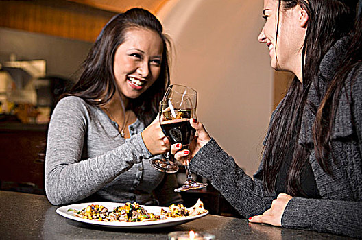 两个女人,餐馆,碰杯,红酒