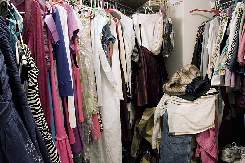 女人挂满衣服的衣柜图片