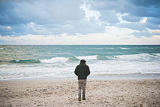 后视图,男人,风吹,海滩,萨萨里,萨丁尼亚,意大利