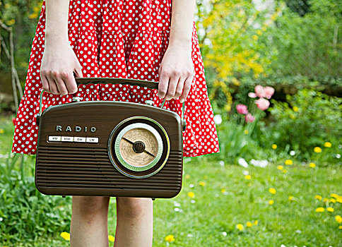 女孩,圆点花纹,连衣裙,拿着,老,无线电,花园