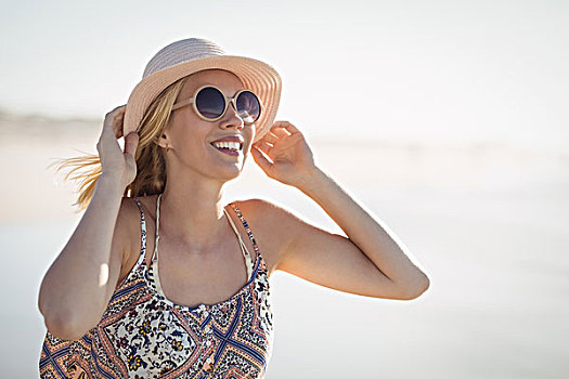 美女,戴着,墨镜,帽子,海滩,晴天
